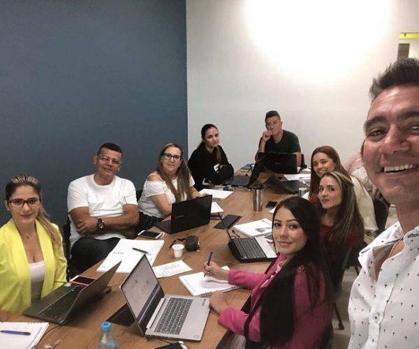 Si eres de los que publica y publica en Redes Sociales y aun no aumentas tu comunidad y mucho menos tienes Ventas. Sigamos hablando _... En #RedesSociales se debe contar inicialm